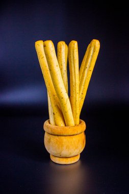 Koyu arkaplanda İtalyan Grissini.