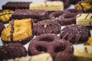 Hafif arka planda çikolatalı bisküvi ve waffle. Arkaplan pişirme resmi