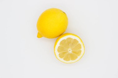 Hafif arka planda birkaç olgun limon. İzole edilmiş resim