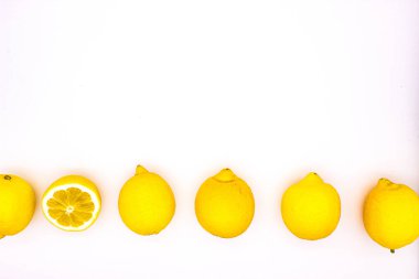 Hafif arka planda birkaç olgun limon. İzole edilmiş resim