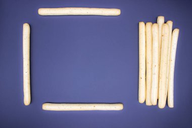 Koyu arkaplanda İtalyan Grissini.