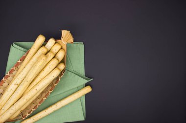 Koyu arkaplanda İtalyan Grissini.