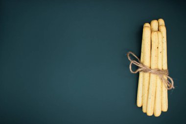 Koyu arkaplanda İtalyan Grissini.