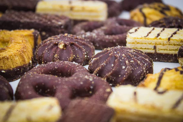 Hafif arka planda çikolatalı bisküvi ve waffle. Arkaplan pişirme resmi