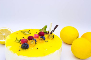 Çikolatalı bisküvi tabanlı lezzetli limonlu pasta ve böğürtlenlerle süslenmiş. Yukarıdan görüntüle.