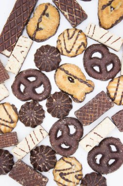 Hafif arka planda çikolatalı bisküvi ve waffle. Arkaplan pişirme resmi