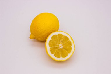 Hafif arka planda birkaç olgun limon. İzole edilmiş resim