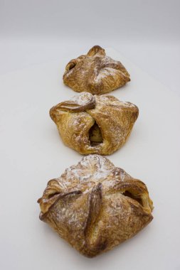 Beyaz arka planda çok az lezzetli Fransız hamur ekmeği