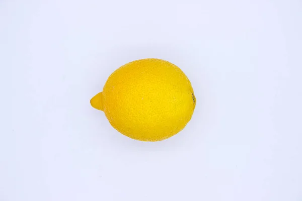 軽い背景でレモンを熟す 隔離された画像 — ストック写真