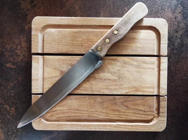 Eski ahşap mutfak tahtası parçalara ayrılmış.