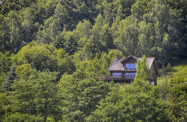 Ferienhaus im Wald — Stockfoto