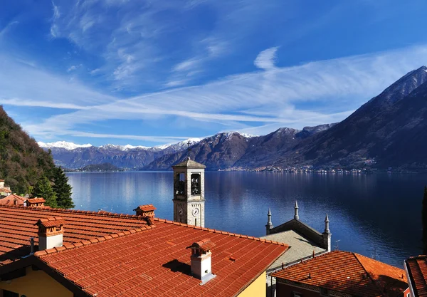 kırmızı çatı ve mavi gökyüzü.