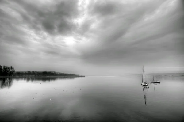 Cielo dramático sobre el lago. — Foto de Stock