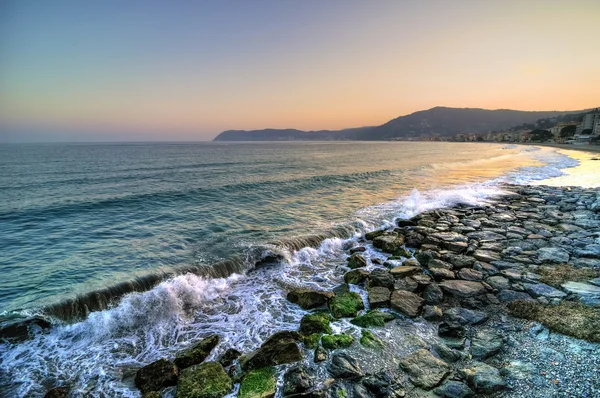 Denizin üzerinde gün batımı.