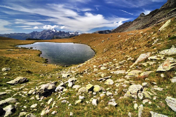 Osamělý jezero a osamělá hora. — Stock fotografie