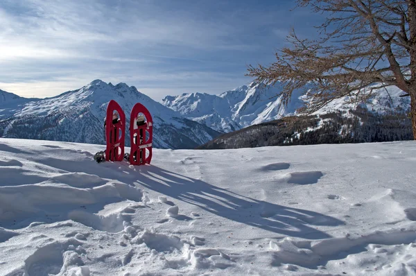 kar raketleri ve mavi gökyüzü
