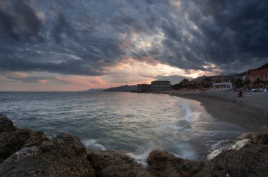 Denizin üzerinde gün batımı