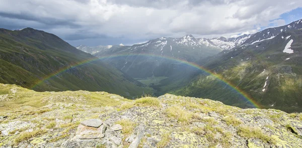 Berg regenboog — Stockfoto