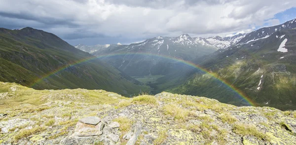 Arco iris de montaña —  Fotos de Stock