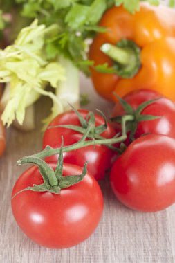 Taze sebzeler masada.