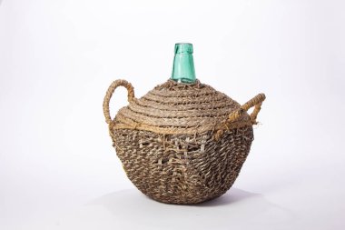 Beyaz arka planda antik demijohn.