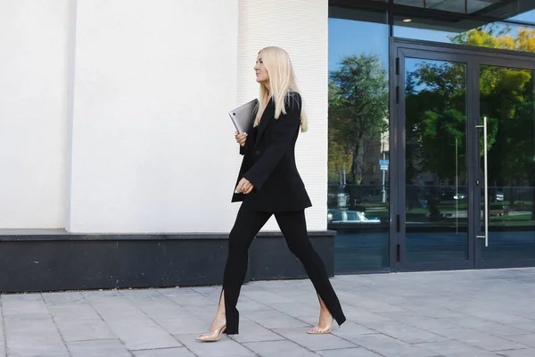 Ung Kvinna Svart Kostym Med Laptop Går Nerför Gatan — Stockfoto