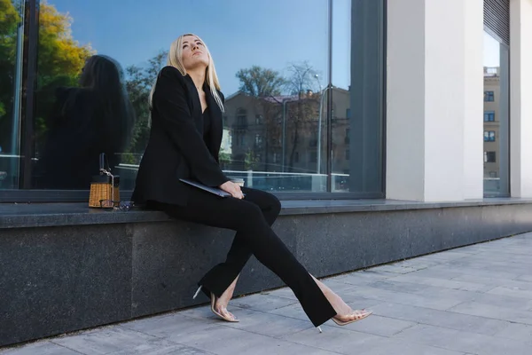 Uma Jovem Mulher Terno Elegante Está Sentada Rua — Fotografia de Stock