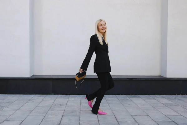 Affärskvinna Snygg Kostym Poserar Gatan — Stockfoto