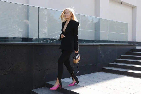 Affärskvinna Snygg Kostym Poserar Gatan — Stockfoto