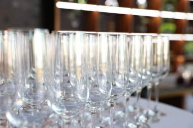 Restorandaki masada temiz boş bardaklar var.