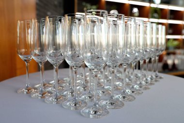 Restorandaki masada temiz boş bardaklar var.