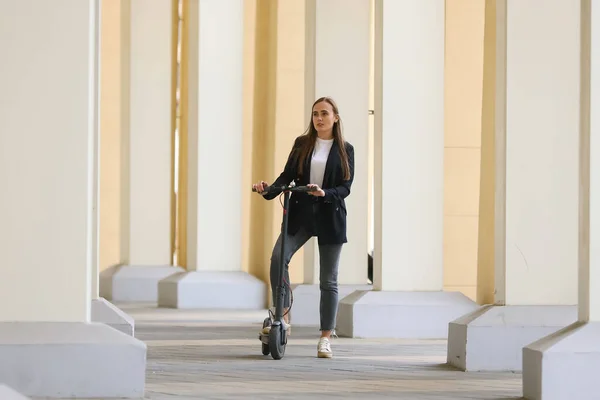 Uma Jovem Mulher Monta Uma Scooter Elétrica Cidade Transporte Ecológico — Fotografia de Stock