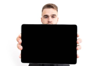 Adam beyaz arka planda yeni bir tablet gösteriyor.