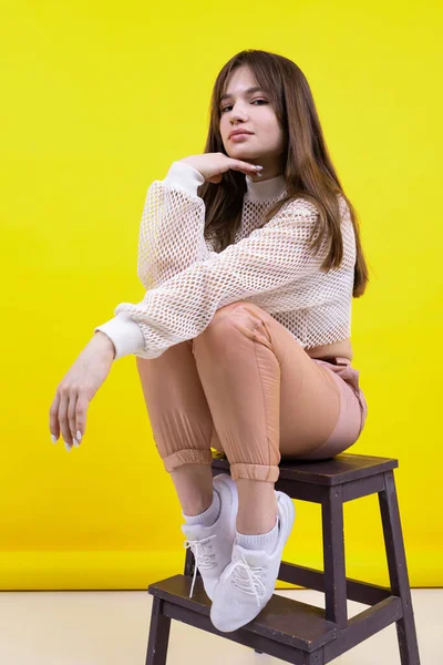 Een Meisje Sportkleding Poseert Een Gele Achtergrond Modefotografie Van Kleding — Stockfoto