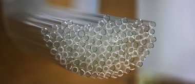 Üretimde ampuller için katlanmış cam tüpler