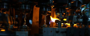 Fabrikada cam ampullerin ateşlenmesi