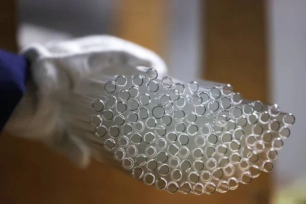 製造中のアンプル用の折り畳まれたガラス管 — ストック写真