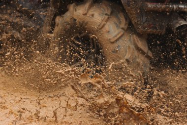 Direksiyonun altından kirli su damlalarının yakın plan çekimi. Sıçramalar üzerine seçici odaklanma