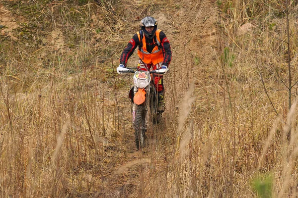 Obwód Miński Białoruś Listopada 2021 Człowiek Motocyklu Enduro Jazdy Road — Zdjęcie stockowe