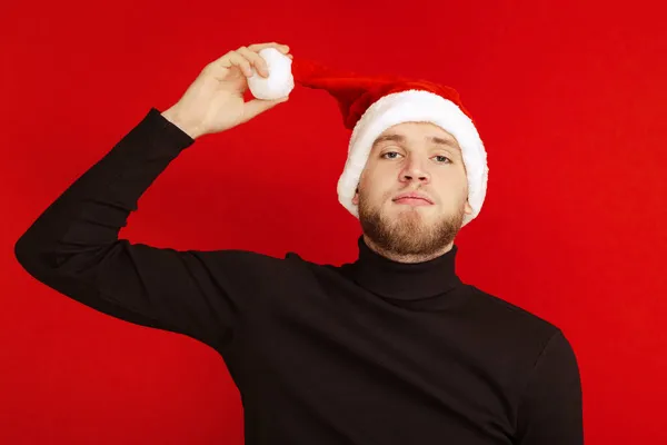 Portrait Homme Chapeau Père Noël Sur Fond Rouge — Photo