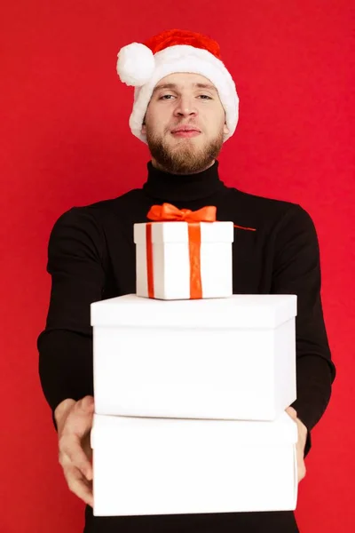 Hombre Con Sombrero Santa Claus Sostiene Cajas Regalo Navidad — Foto de Stock