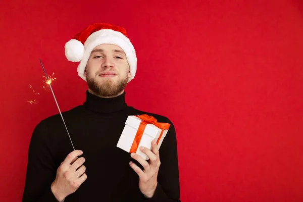 Homme Heureux Dans Chapeau Père Noël Avec Boîte Cadeau Scintillement — Photo