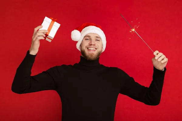 Homme Heureux Dans Chapeau Père Noël Avec Boîte Cadeau Scintillement — Photo