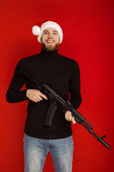 坏圣诞老人一个像圣诞老人那样拿着机关枪的男人 — 图库照片