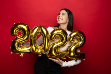 2022 'nin rakamları genç ve neşeli bir kadında. Gelecek Noel