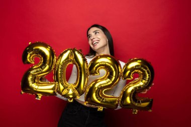 2022 'nin rakamları genç ve neşeli bir kadında. Gelecek Noel
