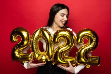 2022 'nin rakamları genç ve neşeli bir kadında. Gelecek Noel