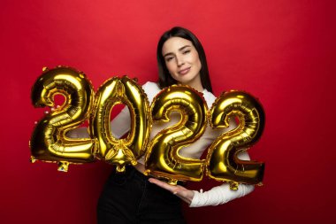 2022 'nin rakamları genç ve neşeli bir kadında. Gelecek Noel