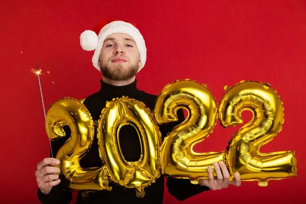 Ein Mann Mit Nikolausmütze Hält Die Zahlen 2022 Und Eine — Stockfoto