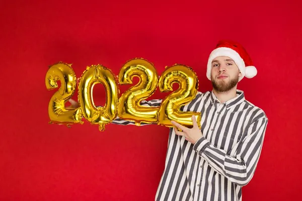 Ein Mann Mit Weihnachtsmütze Hält Die Zahlen 2022 Der Hand — Stockfoto